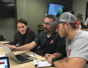 O meteorologista da Baron informa a equipa da Team Rubicon durante o furacão Florence.