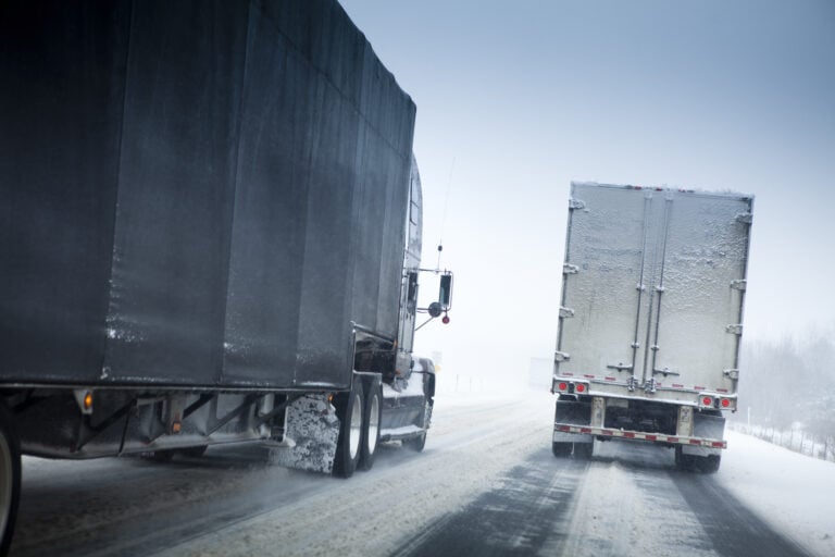 camiões a conduzir na neve