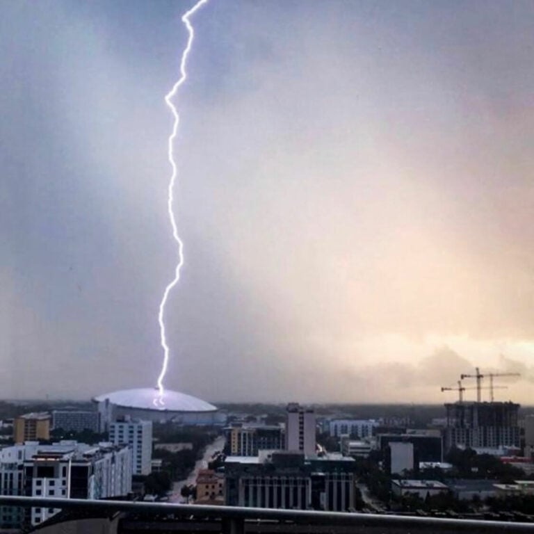 Um raio atinge o Tropicana Field em São Petersburgo, na Flórida, em setembro de 2018.