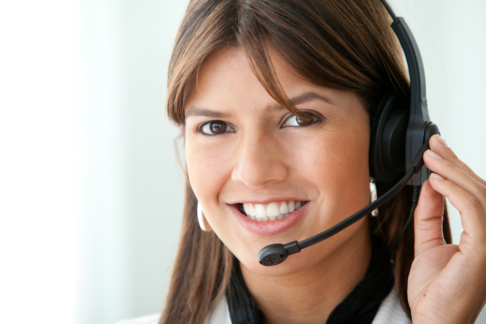 operador de apoio ao cliente de uma empresa mulher a sorrir num escritório